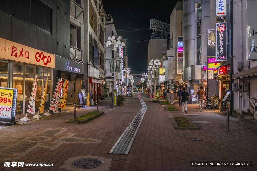 日本夜晚繁华商业街夜景