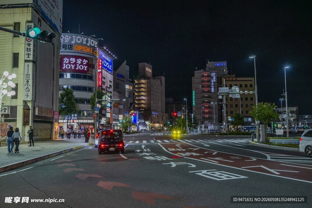 日本城市街道夜景中的节日装饰