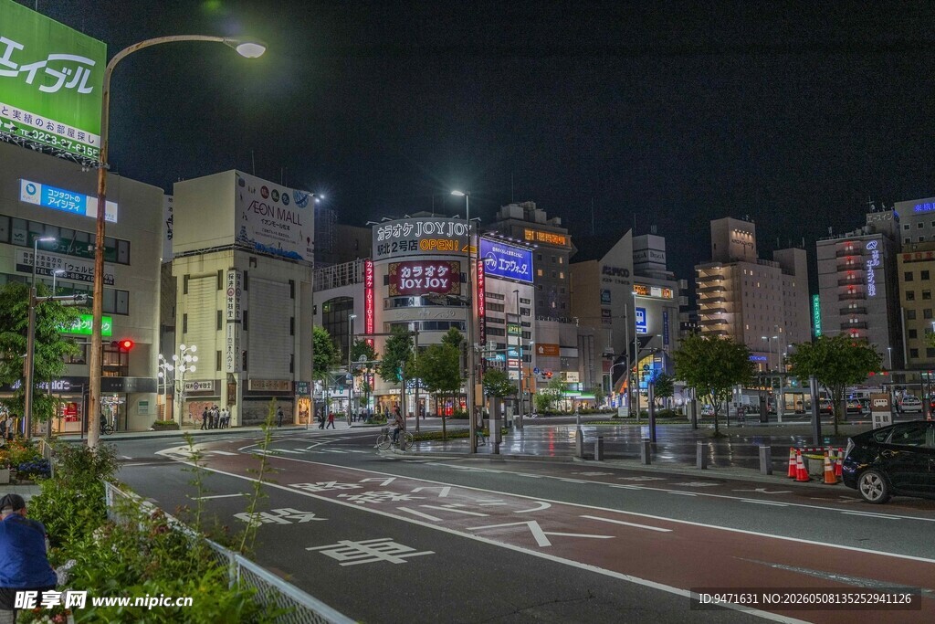 日本城市夜晚繁华街道景象