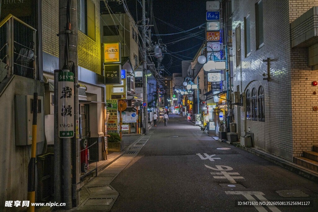 夜晚的日本狭窄街道