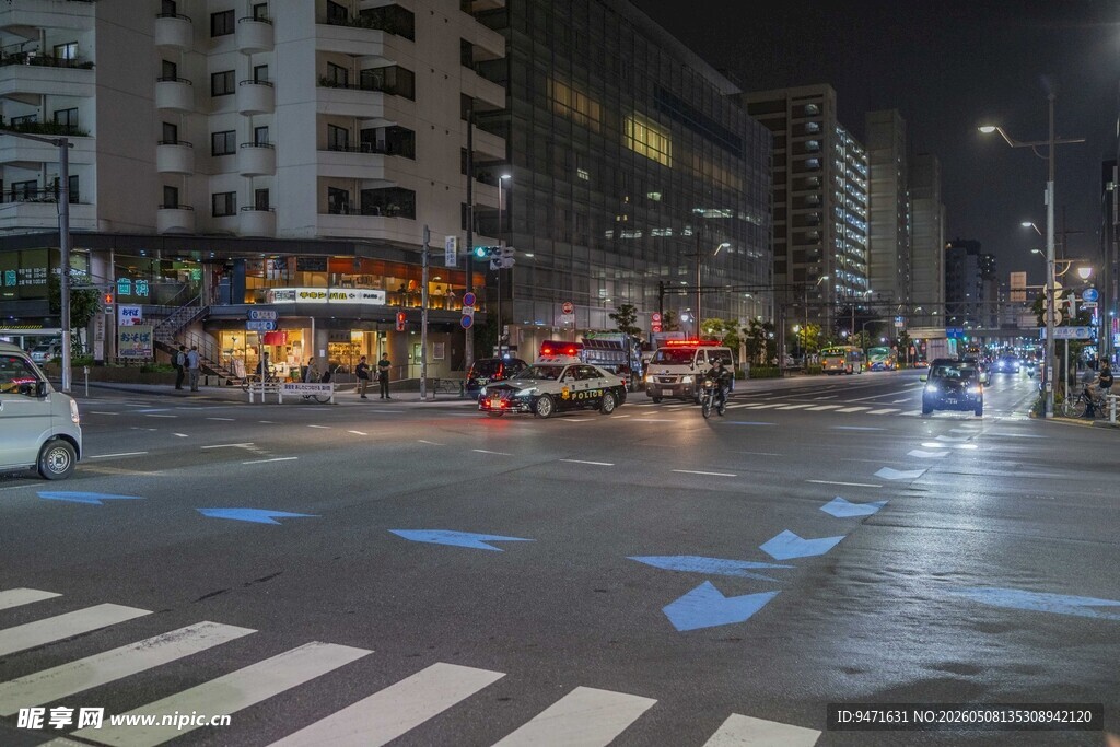 日本城市夜晚十字路口交通景象