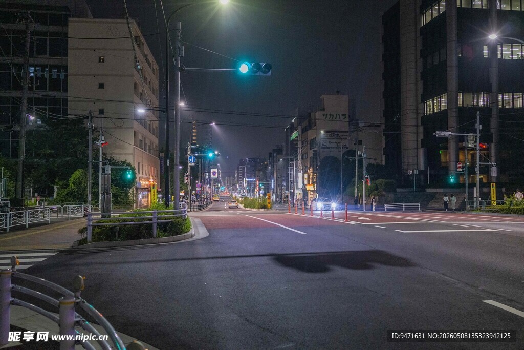 日本城市夜幕下的静谧街道