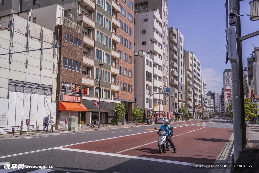 日本城市街道上的骑行者