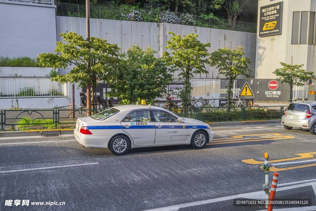 日本城市街道上的出租车