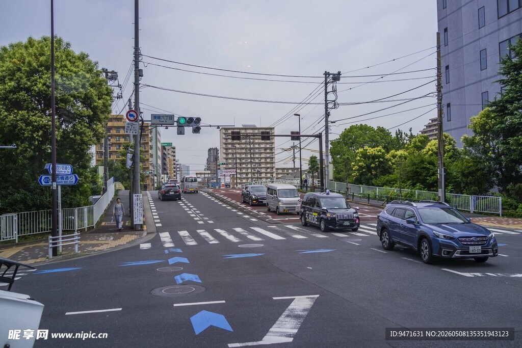 日本城市道路上的行驶车辆
