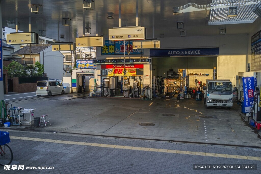 日本城市街角的临街店铺