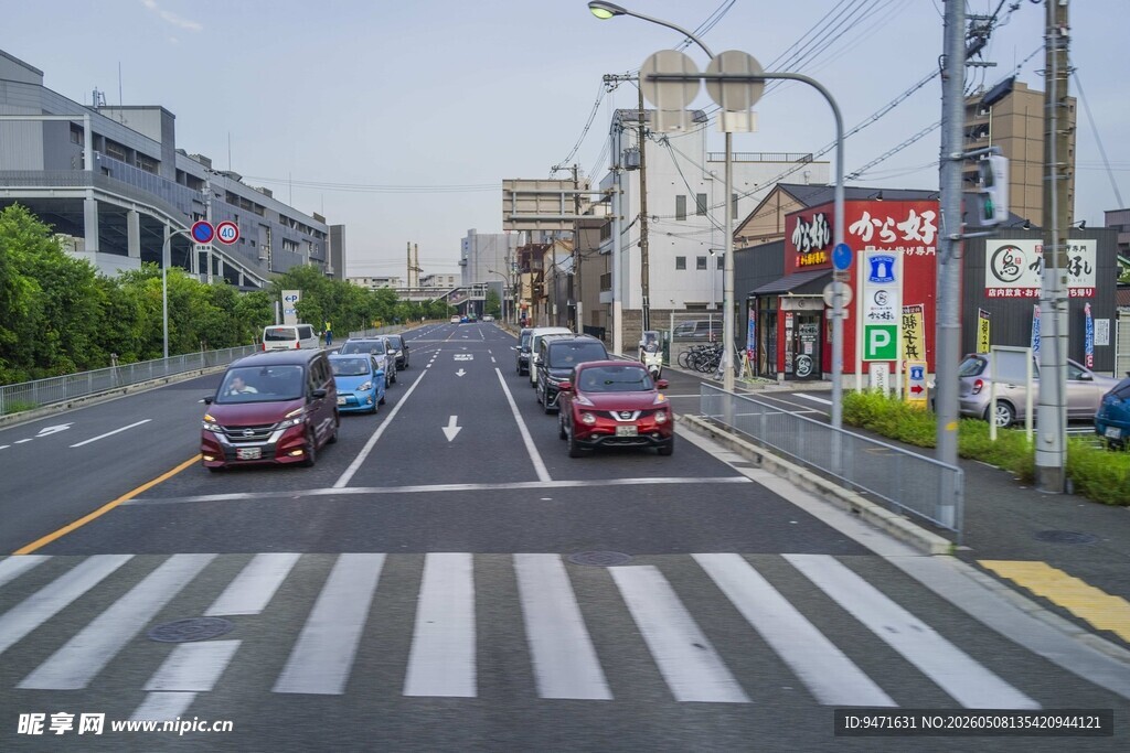 日本城市道路上行驶的多辆汽车
