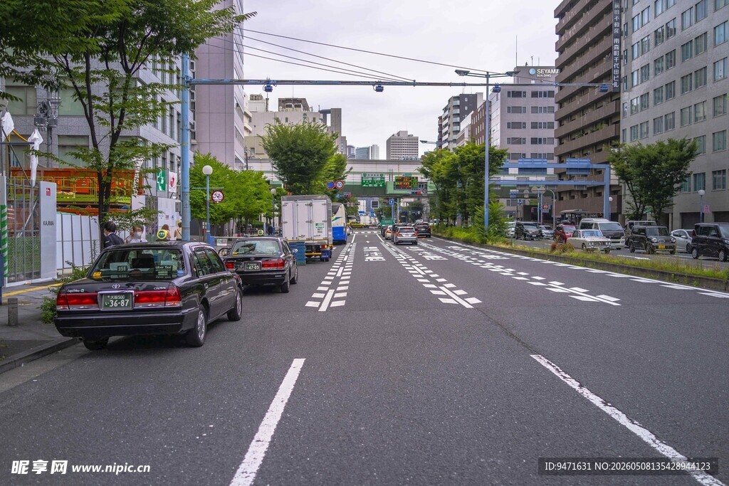 日本城市街道上的汽车与建筑