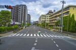 日本城市街道行人过马路场景