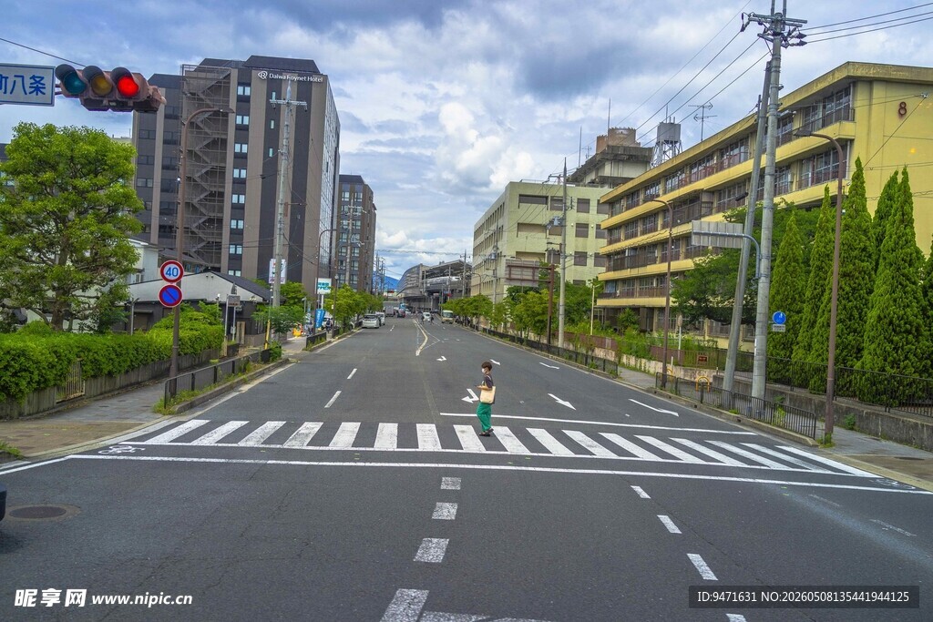 日本城市街道行人过马路场景