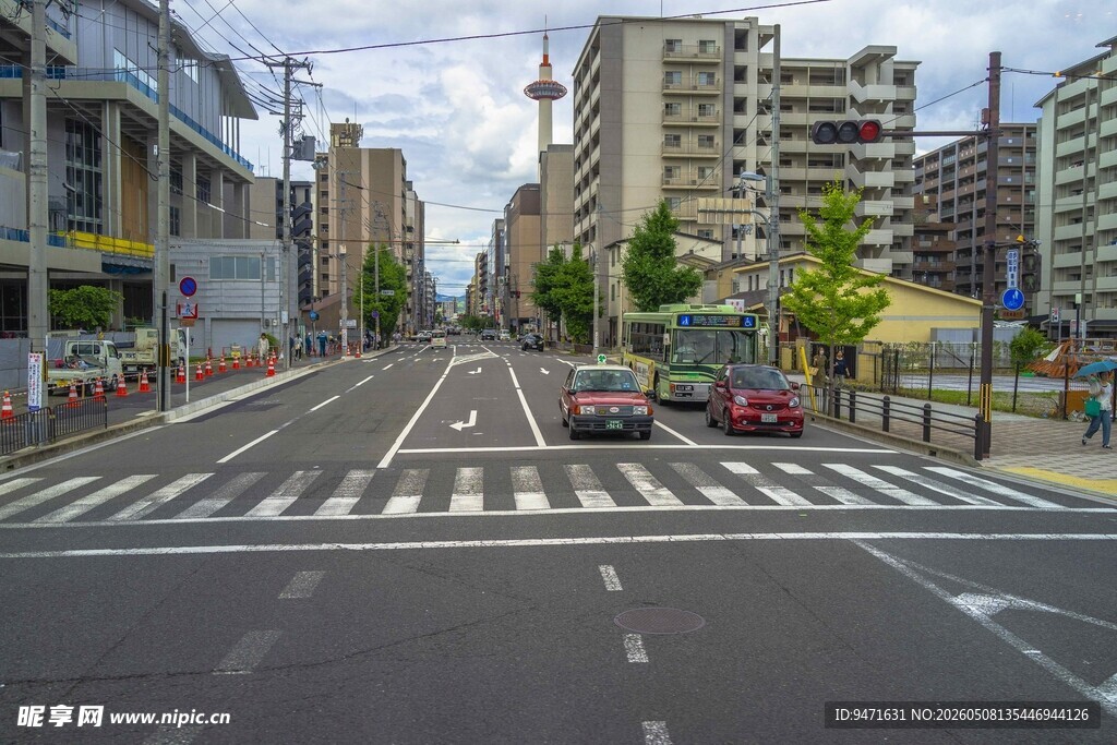 日本城市街道十字路口景象
