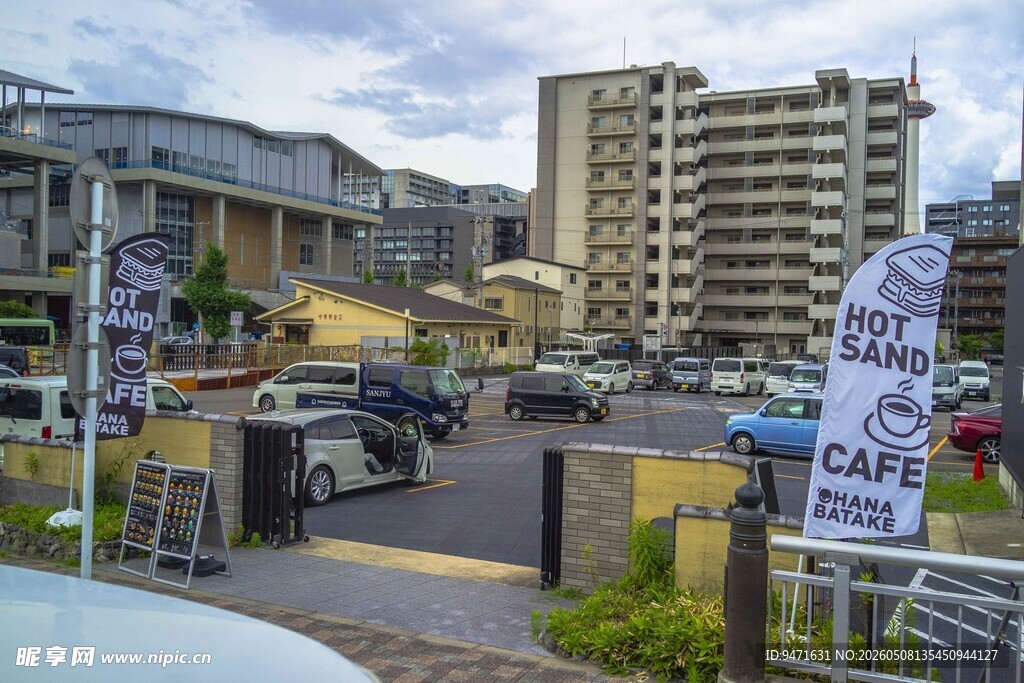 日本城市街边咖啡馆外停车场景