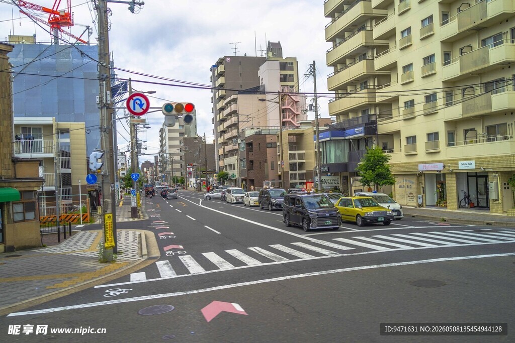 日本城市街道交叉路口景象