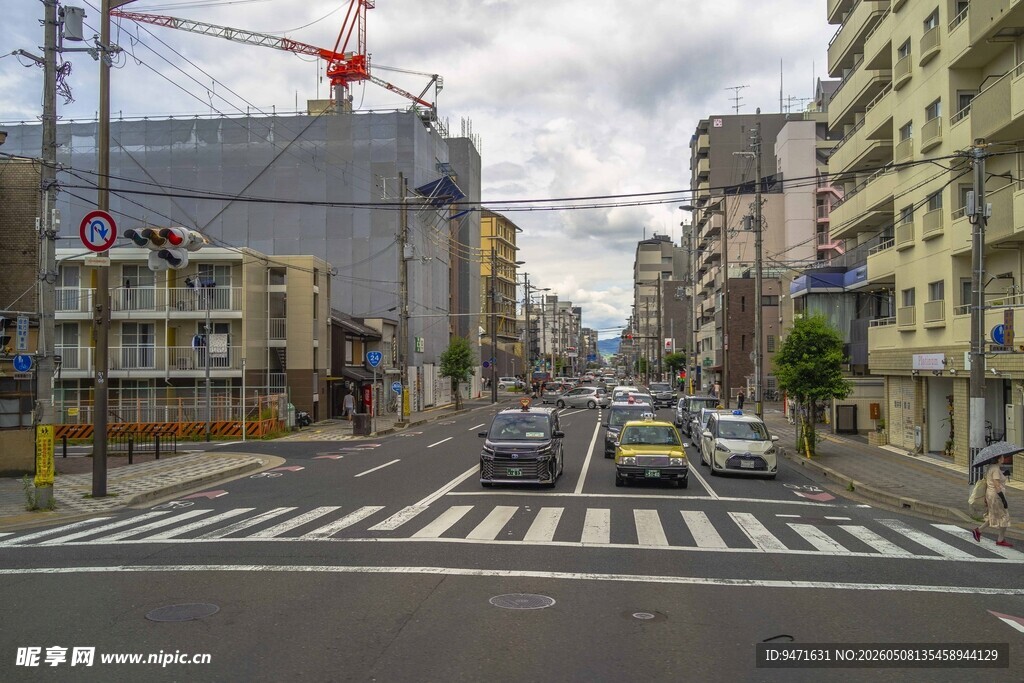 日本城市街道上的车辆与建筑