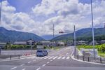 日本公路上行驶的车辆与远山