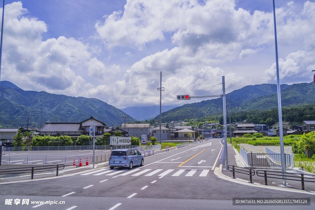 日本公路上行驶的车辆与远山
