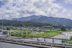 日本山间公路旁的美丽田园风光