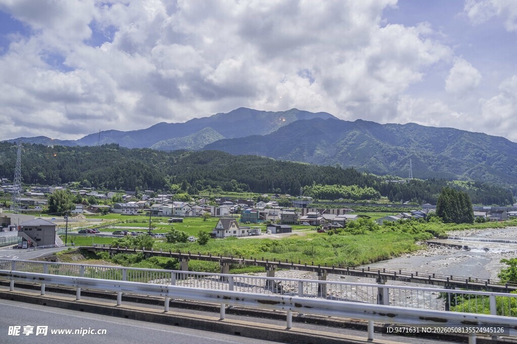 日本山间公路旁的美丽田园风光