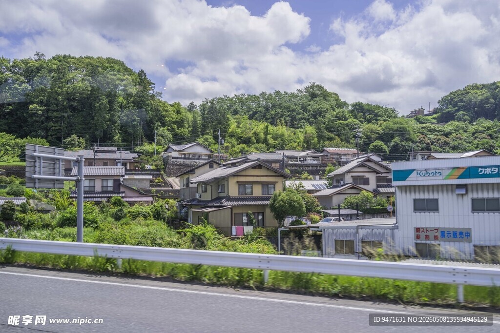 日本公路旁错落有致的民居