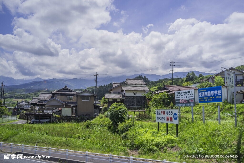日本乡村公路边的宁静村落