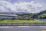 日式建筑旁的开阔道路景观