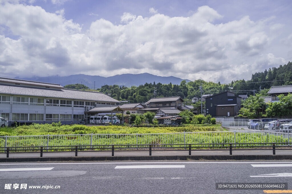 日式建筑旁的开阔道路景观