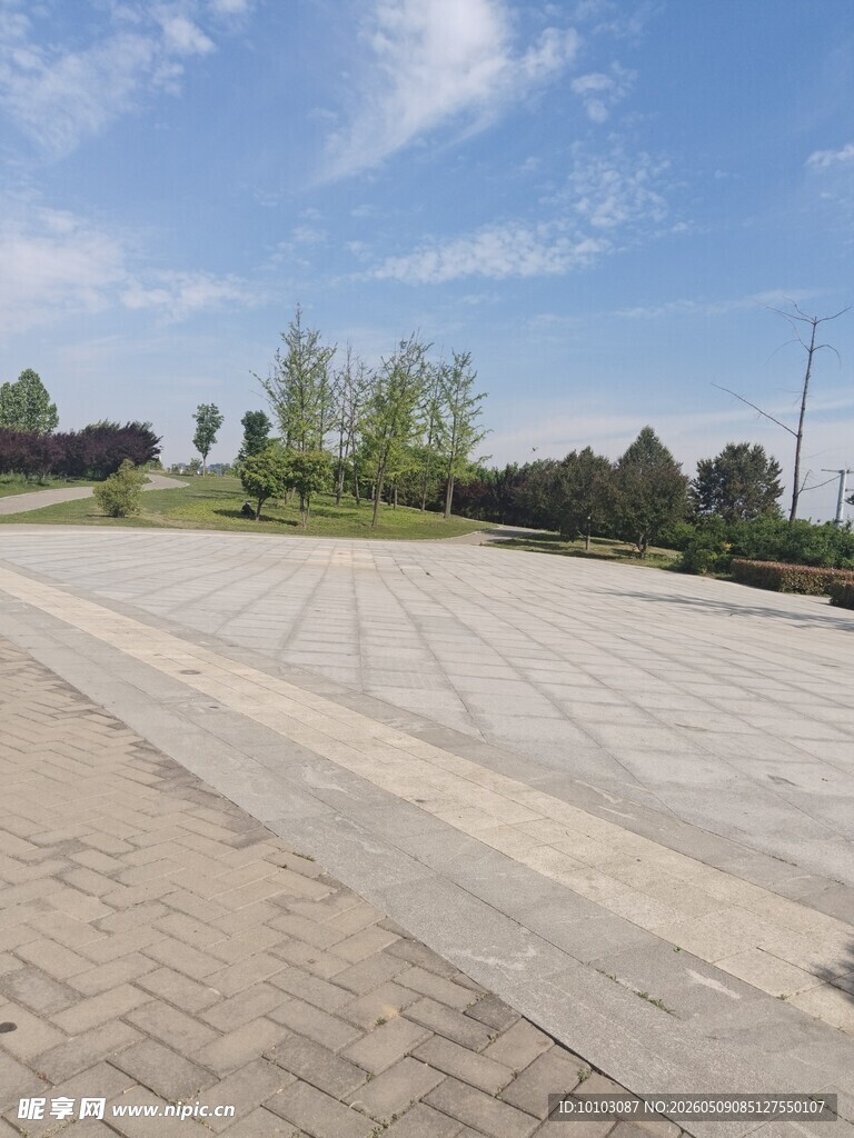 空旷户外的平坦场地