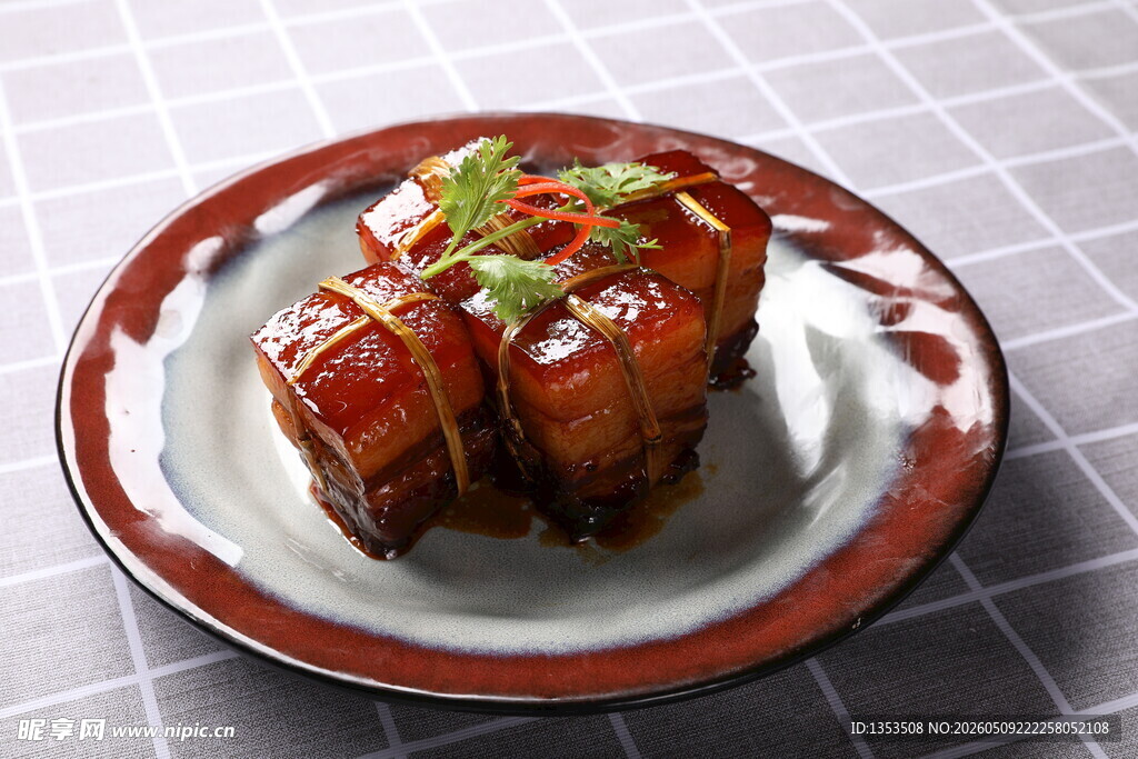 美味东坡肉摆于精致盘中