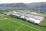 工厂坐落于绿野山间
