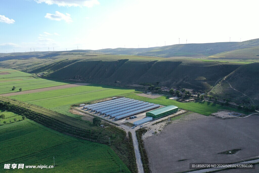 田野中的大型建筑物
