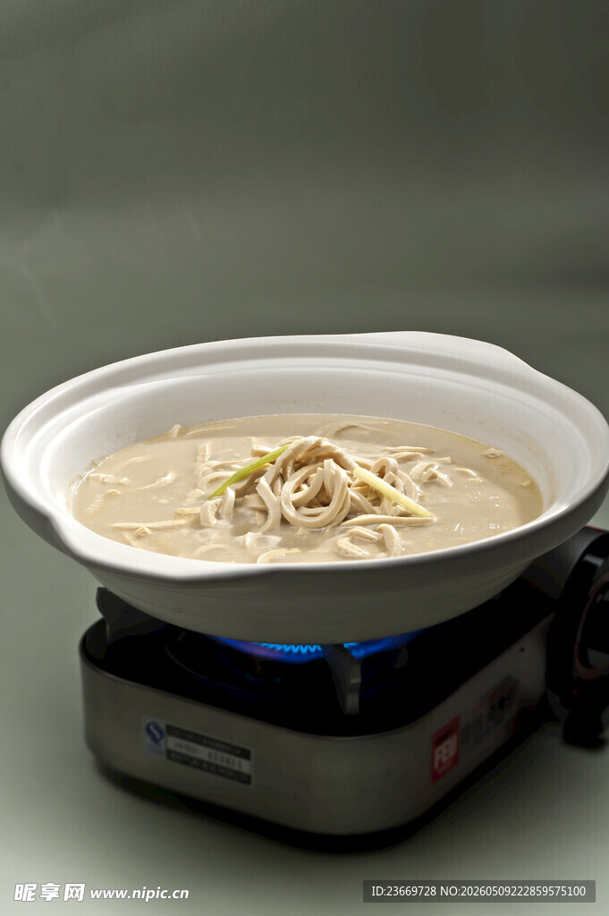 锅中煮物热气腾腾