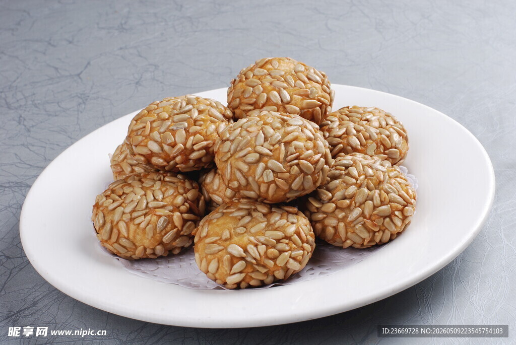 芝麻香酥球摆于白盘