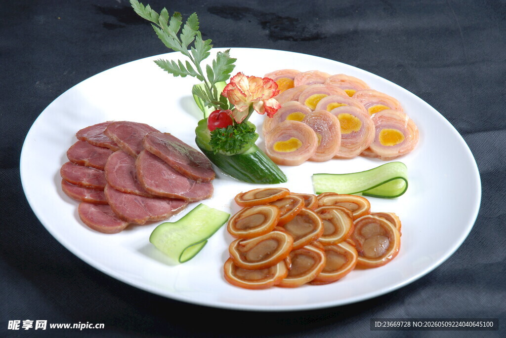 美味拼盘多样肉类与配菜