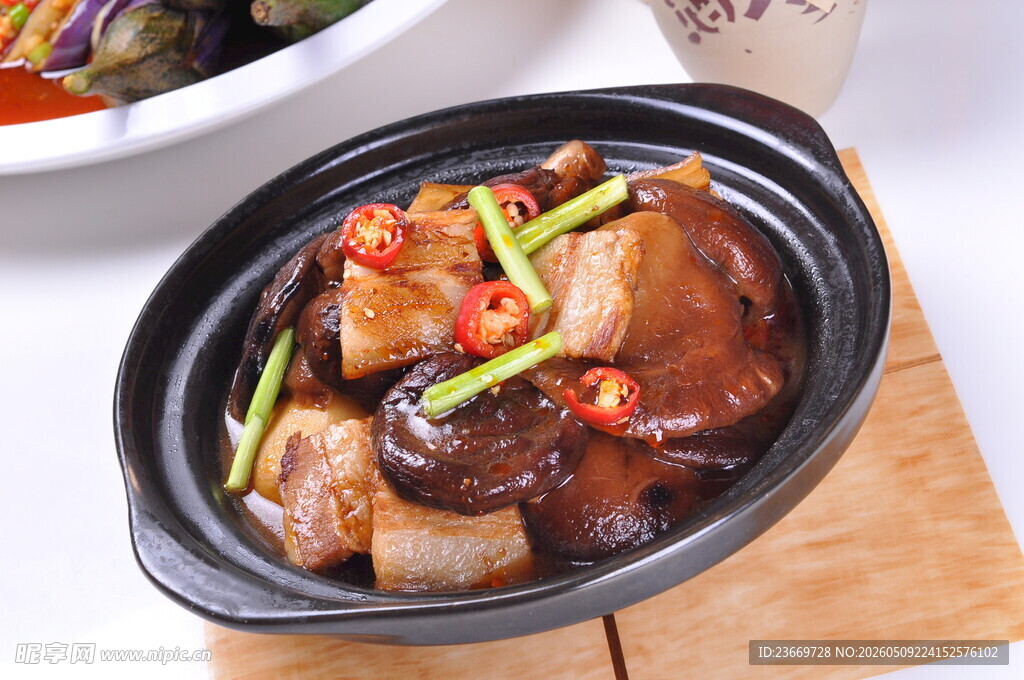 砂锅香菇肉片