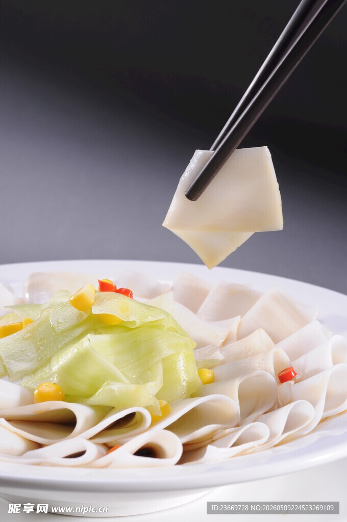 筷子夹起美味凉拌面皮