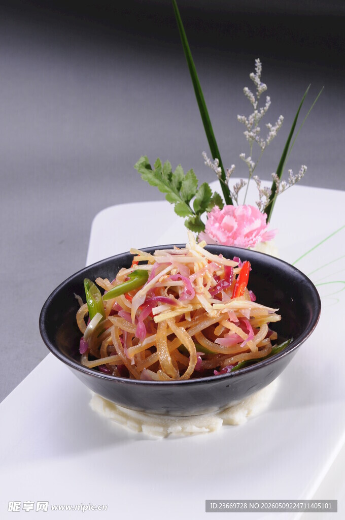 美味凉拌菜色彩丰富诱人