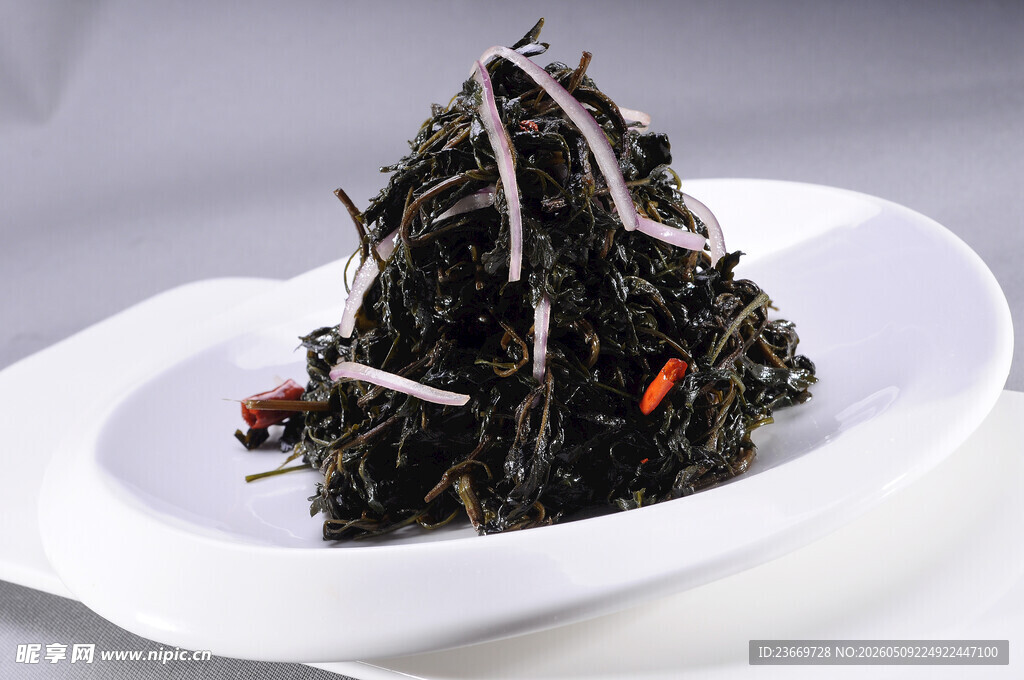 美味海苔菜摆于白盘
