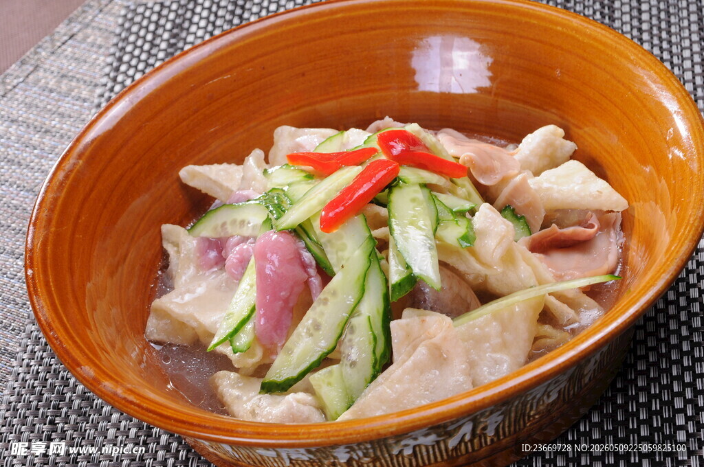 美味凉拌菜色彩诱人