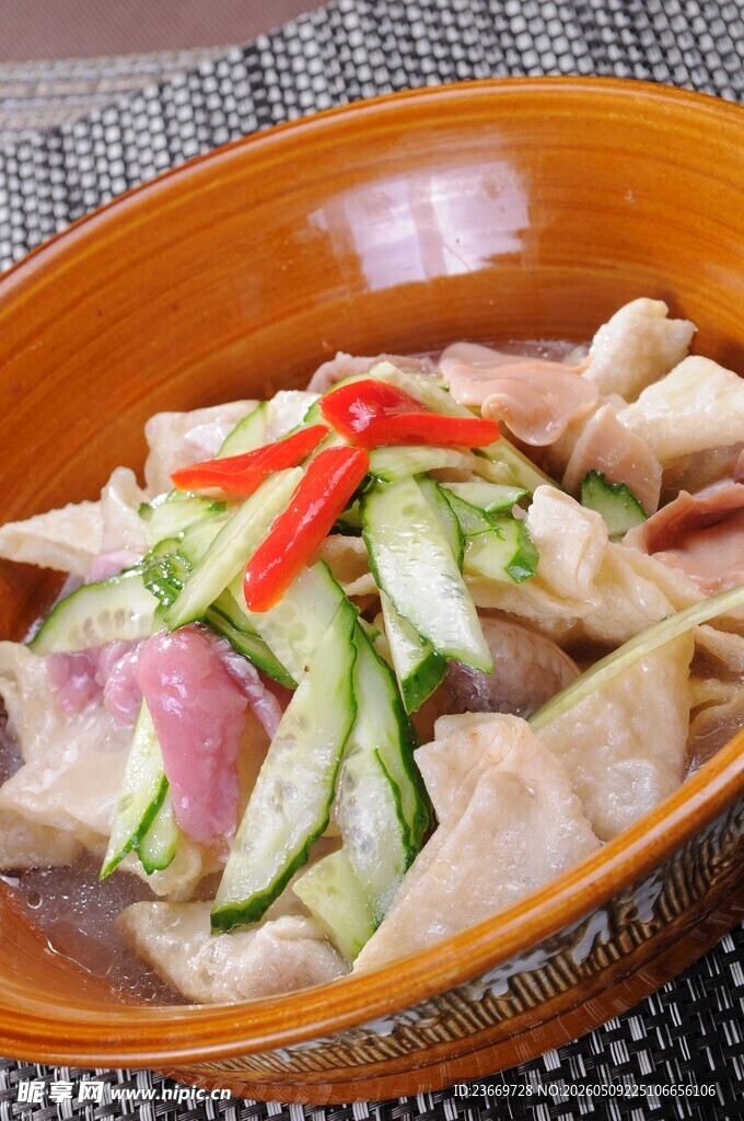 美味凉拌菜色彩丰富诱人