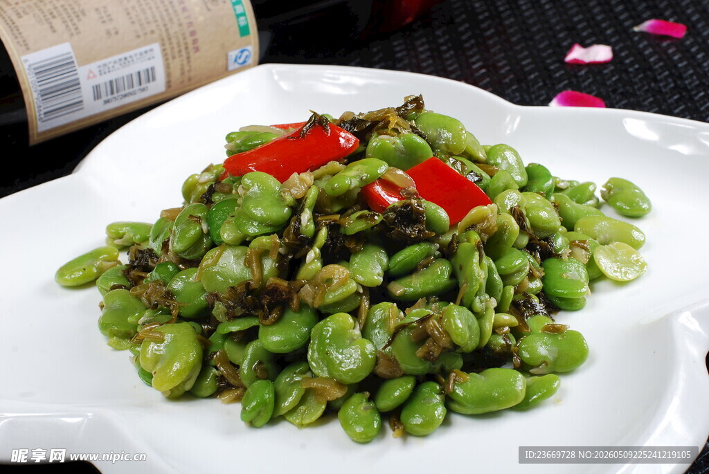 清炒蚕豆嫩荚色泽诱人