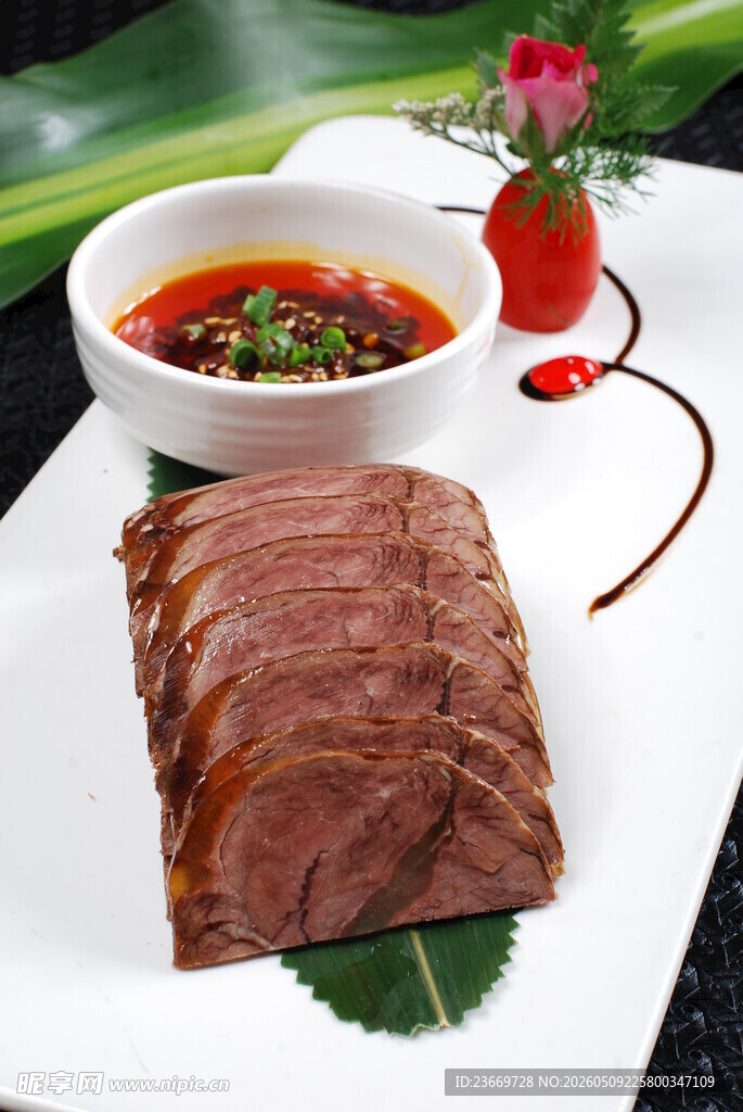 美味酱牛肉配特色蘸料