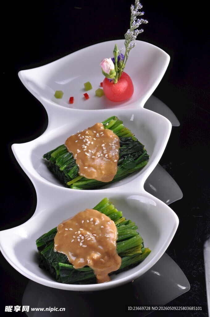 三层摆盘美味菜肴