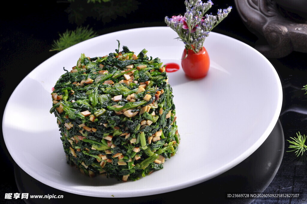 翠绿野菜团子摆于白盘