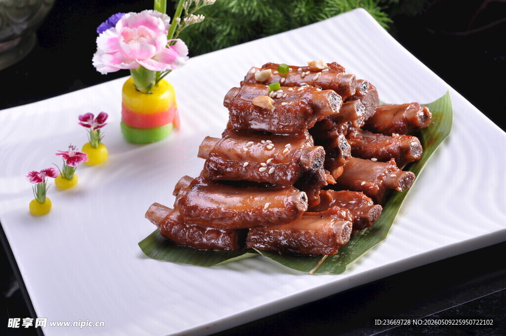 美味香煎排骨摆盘精致