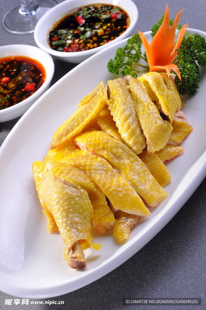 美味白切鸡搭配多样蘸料