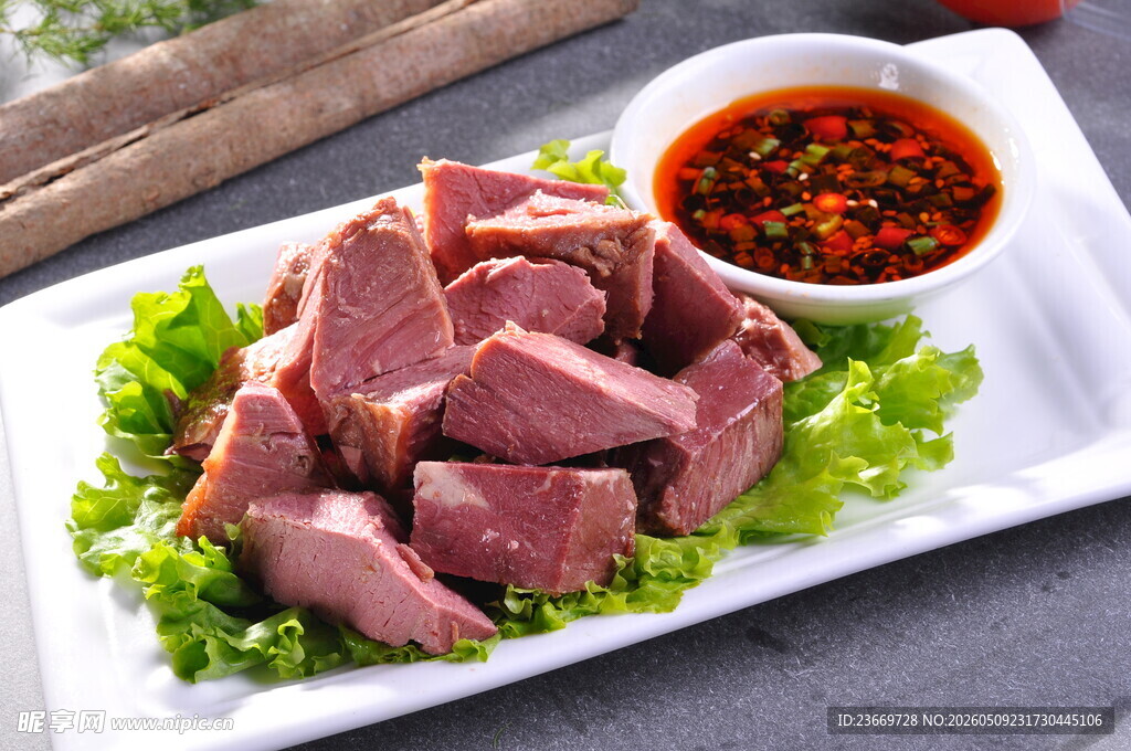 美味卤牛肉配特色蘸料