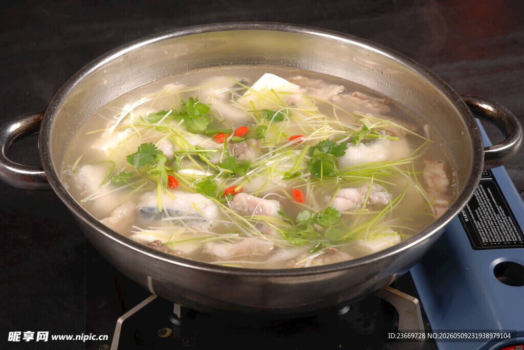 鲜香鱼汤锅中煮