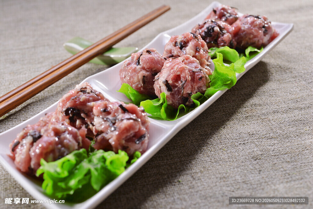 新鲜生肉串配生菜与筷子