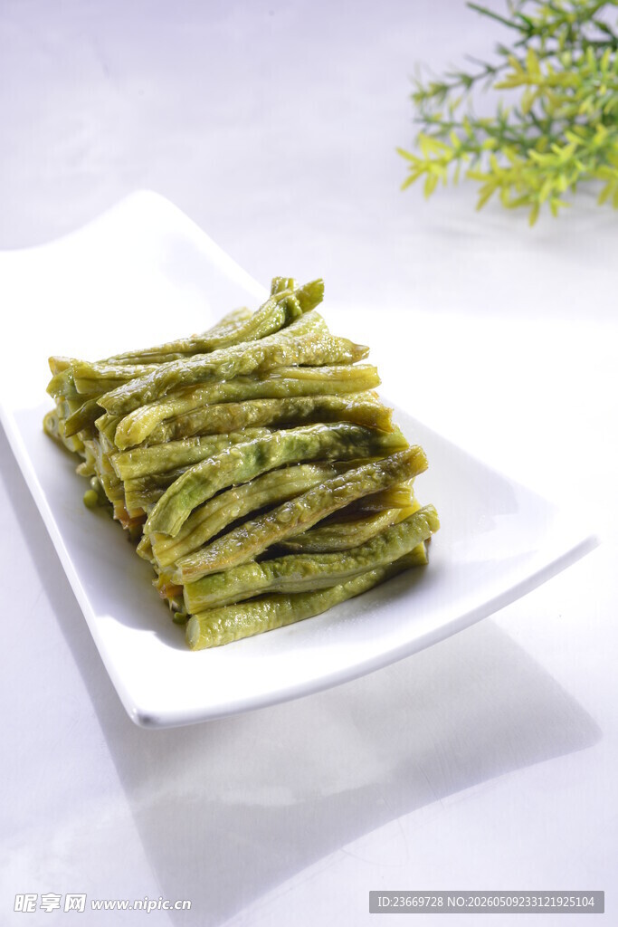 一盘腌制酸豆角