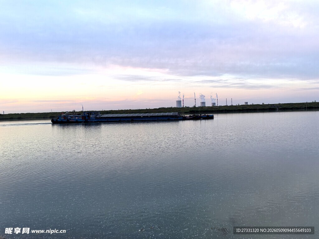 宁静湖面的远方码头景象